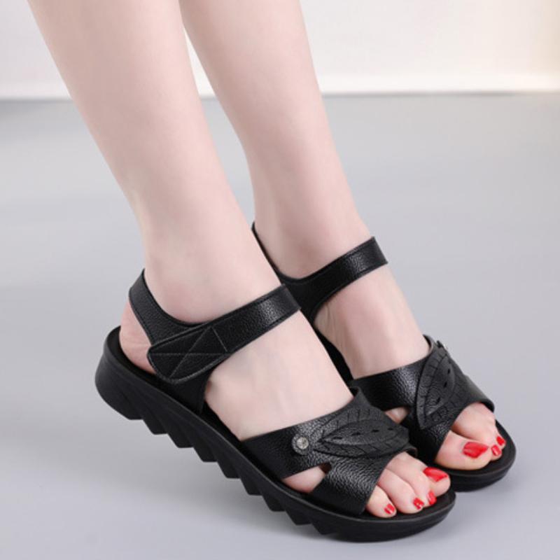Summer Hot Selling Women Sandals Shoes Non Slip Soft Soled Beach Shoe Comfortable Casual Moms Shoes Hollow Platform Women Shoes