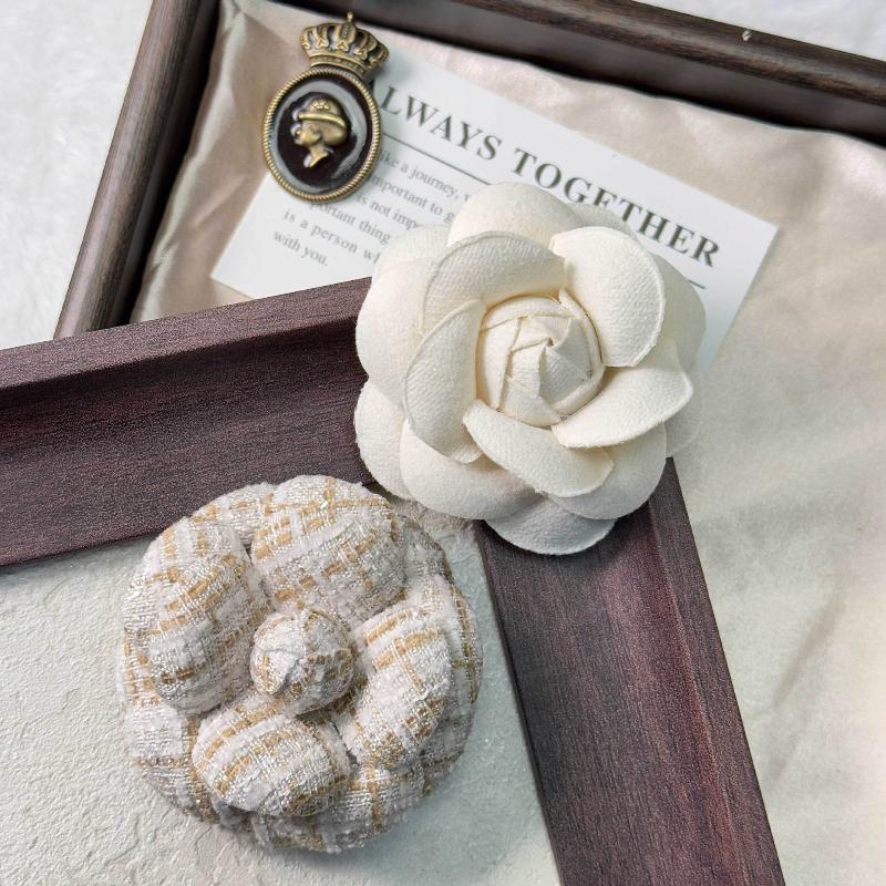 High-Fashion Große Blumenanstecker, Stoff Kamelien Schalspange, Broschen für Damen für Mantel-Outfits und Stilvolle Accessoires.