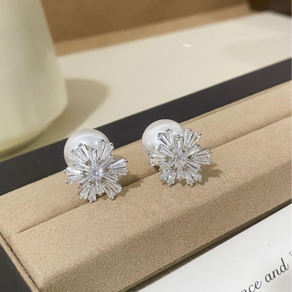 Exquisite High-End Zircon Snowflake Pearl Earrings for Autumn-Winter: Light Luxury Christmas Studs