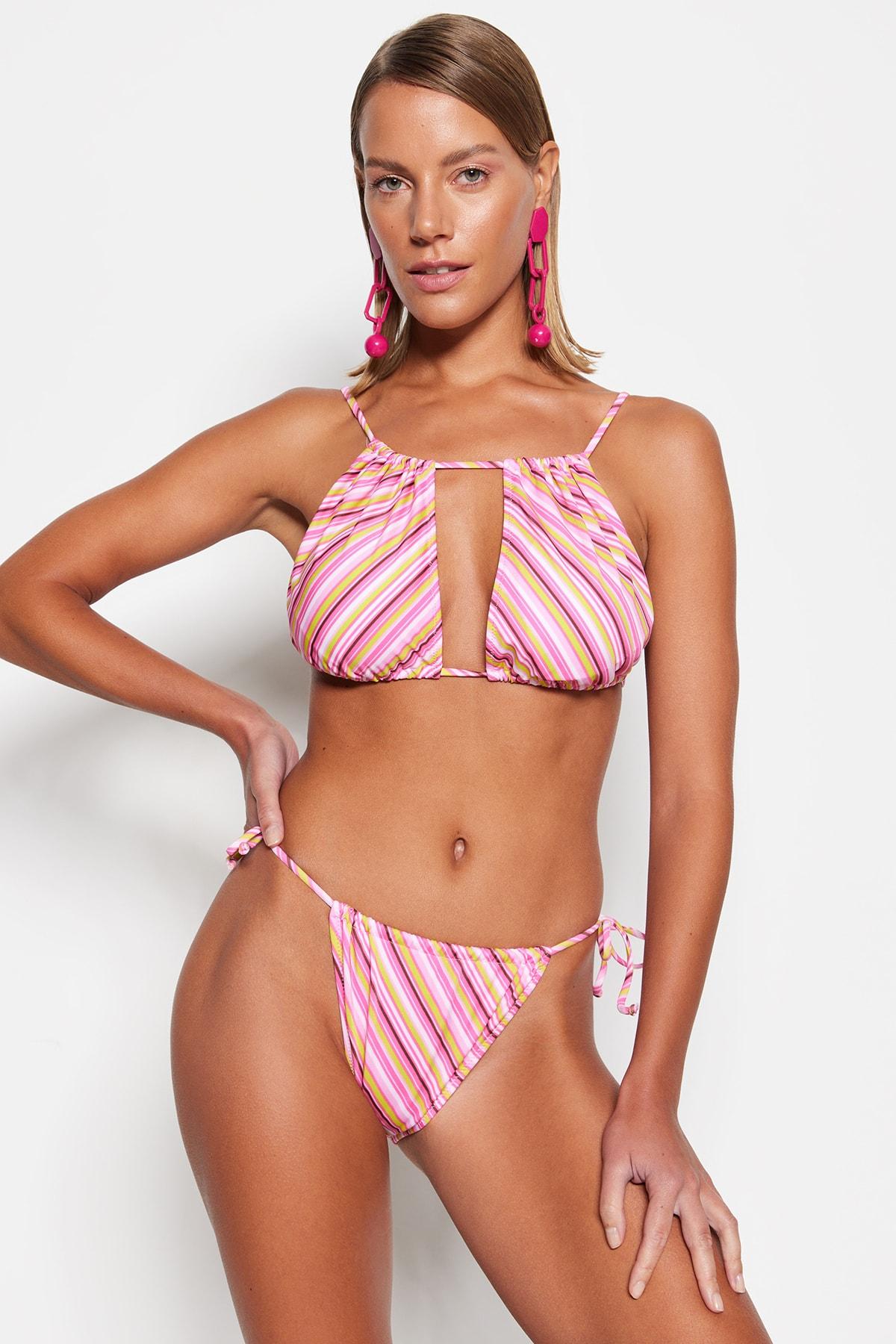 

Полосатый комплект бикини с высоким воротником и вырезом и окнами TBESS23BT00042..