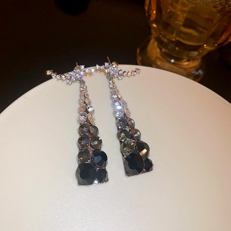 Silver Needle Retro Rhinestone Triangle Earrings - Light Luxury Fashionable Studs
