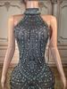 Luxuriöses Neckholder-Abendkleid mit Strasssteinen für weibliche Darstellerinnen