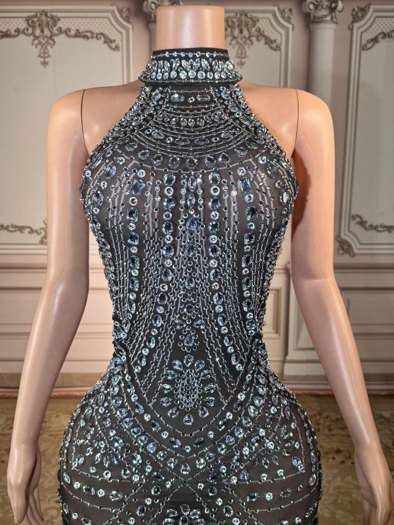 Luxuriöses Neckholder-Abendkleid mit Strasssteinen für weibliche Darstellerinnen