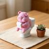 Süßes Schwein sitzt auf der Toilette, Badezimmerdeko, Tisch- oder Wandmontage, Schreibtisch im Home Office & Wohnzimmer-Dekoration, Heimdekoration
