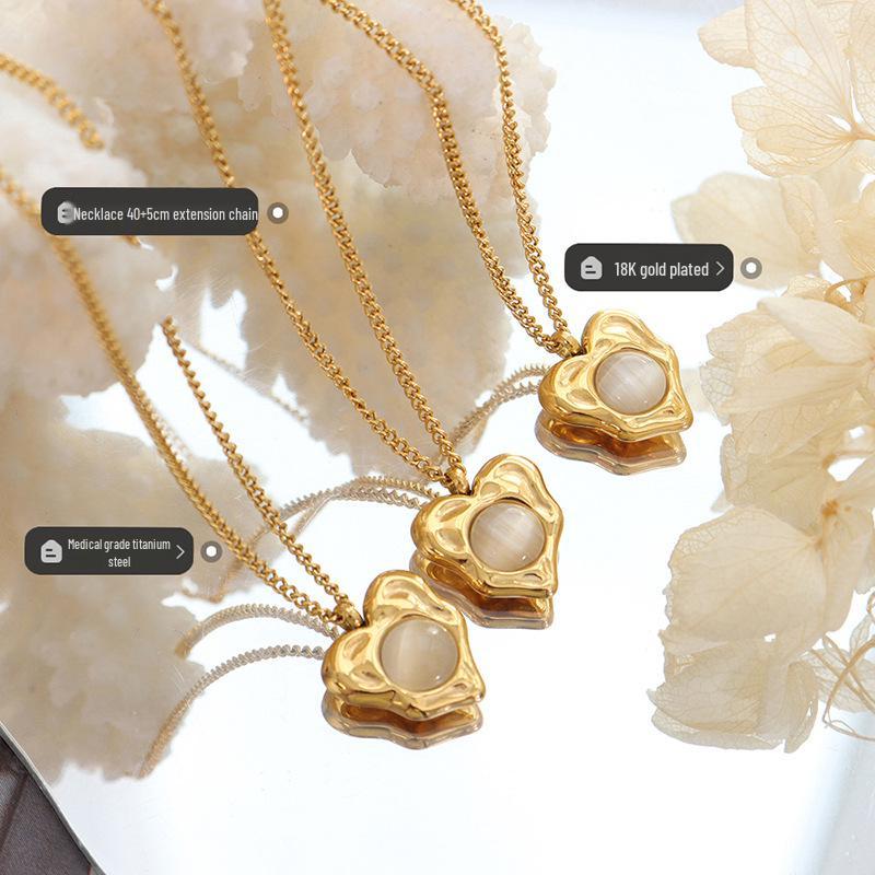 Hong Kong-Style Elegant Heart-Shaped Cat's Eye Stone Pendant Necklace On Gold-Plated Clavicle Chain.