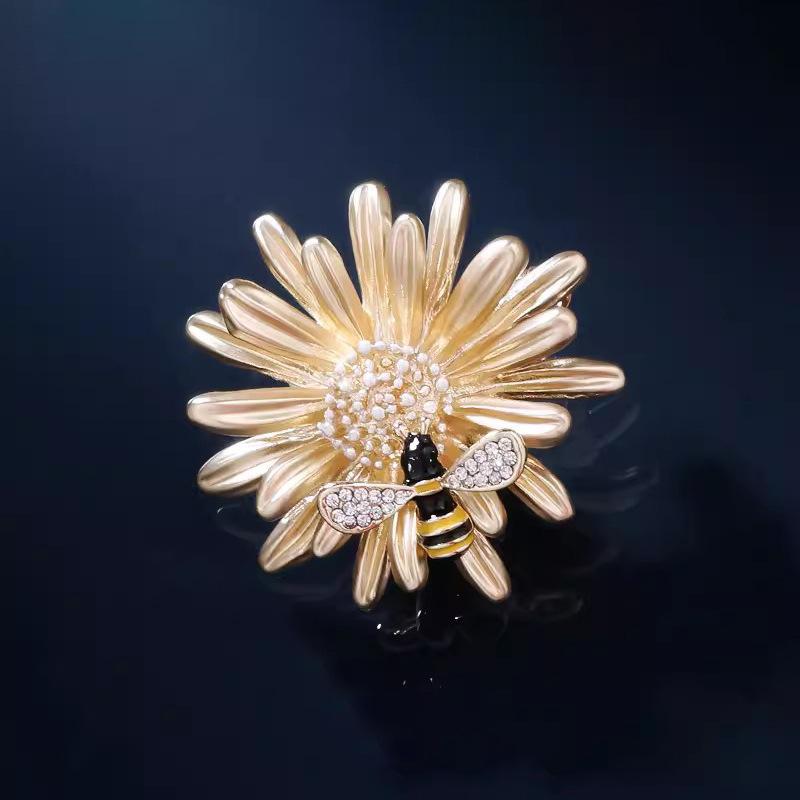 

Брошь в виде хризантемы с запахом, высококачественная женская милая маленькая пчелка, ромашка, корсаж, модные аксессуары для животных и растений, противоослепляющие аксессуары для костюмов