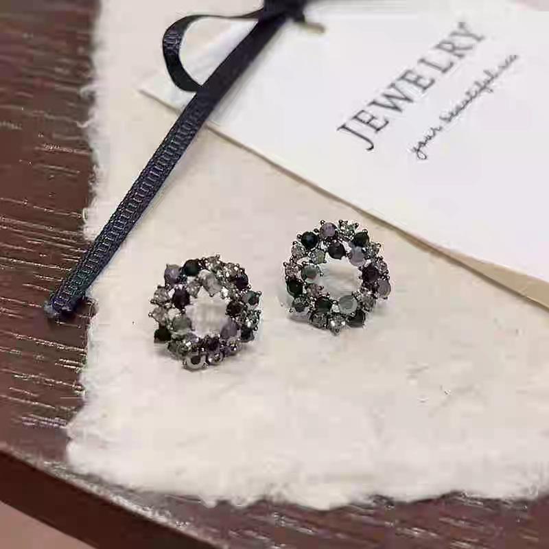 Exquisite Black Flower Stud Earrings: Elegant Versatile Fashion for Women