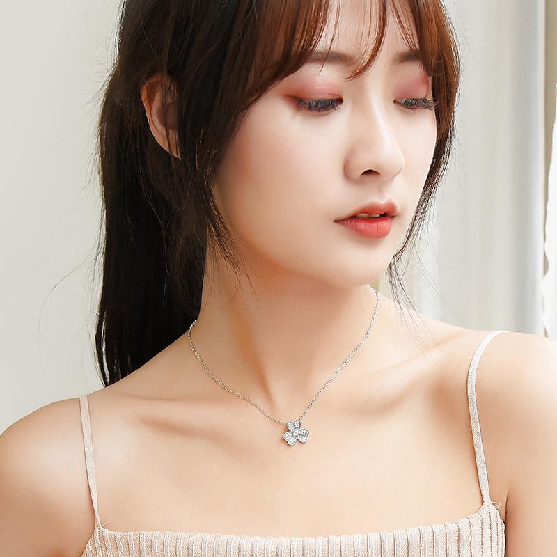 Elegancki naszyjnik z koniczynką i błyszczącym wisiorkiem z cyrkonii dla kobiet Stylowa biżuteria