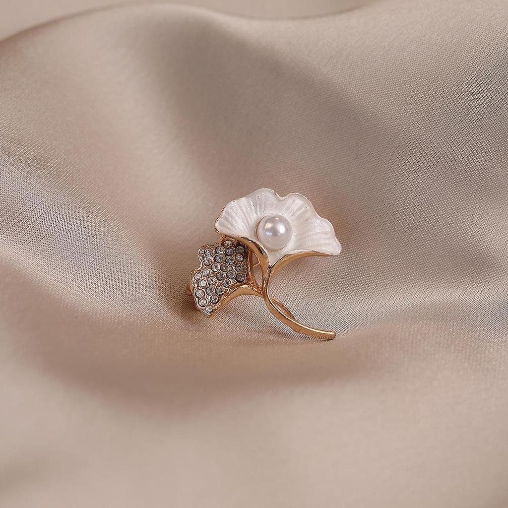 2024 Women's High-Grade Anti-Exposure Brooch: Stylish, Niche Design Clothes Pin.