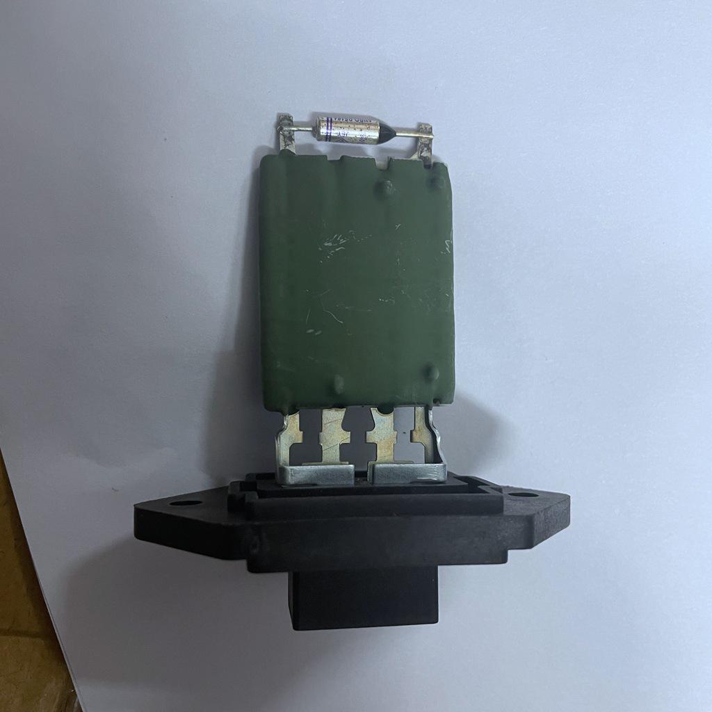 Sinotruk Steyr D7B M5G Heater Fan Resistor for Air Conditioner