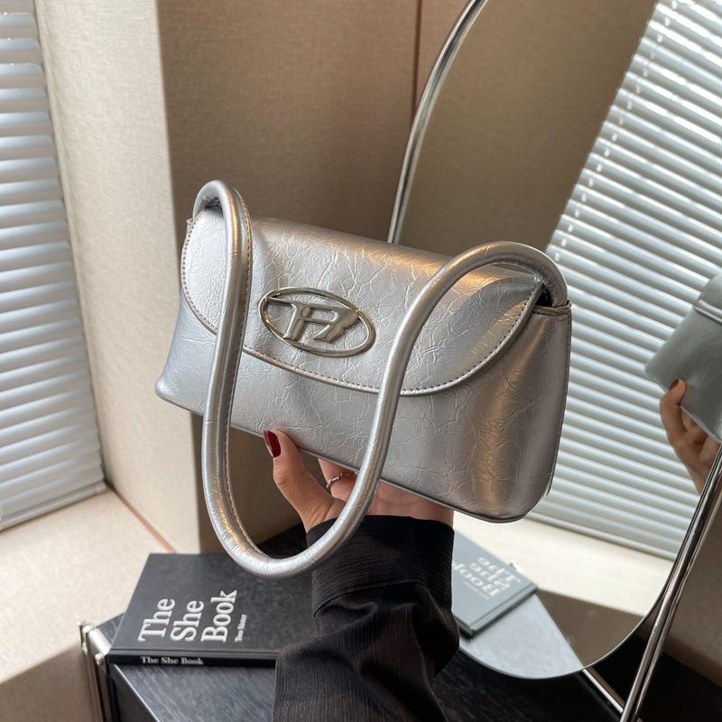 

French niche small bag women s bag 2025 new trendy fashion high sense foreign style autumn and winter single shoulder underarm baguette bag срібний