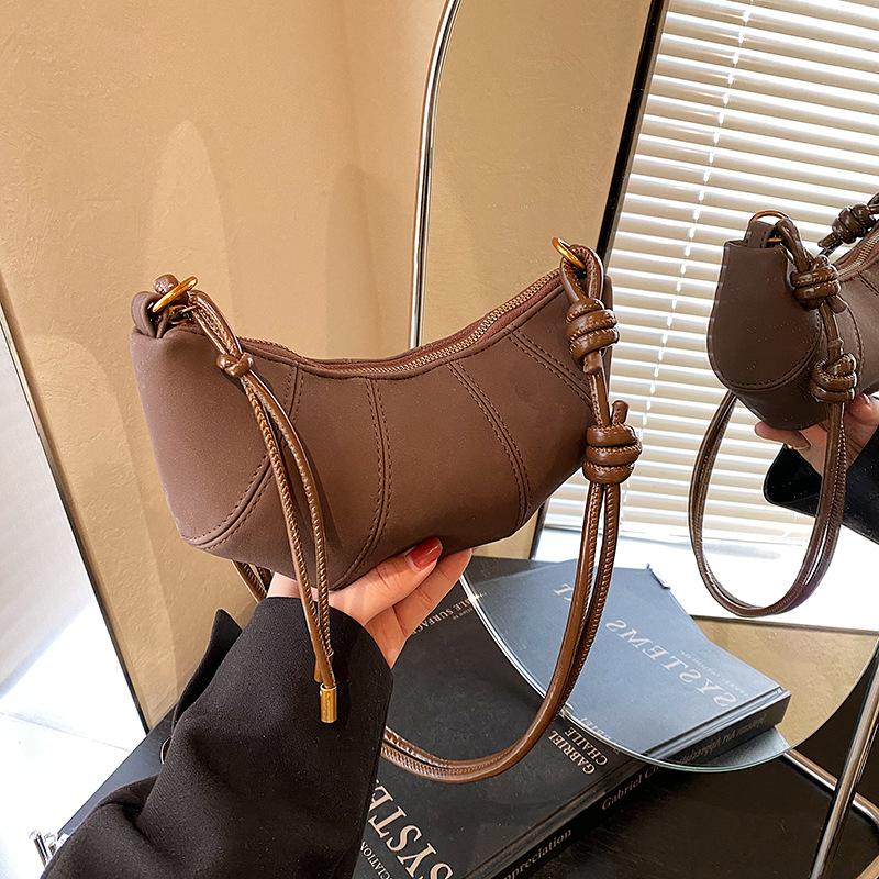 High-end Niche Bag Women's Autumn and Winter Retro New Fashion Messenger Croissant Bag Commuter Dumpling Bag