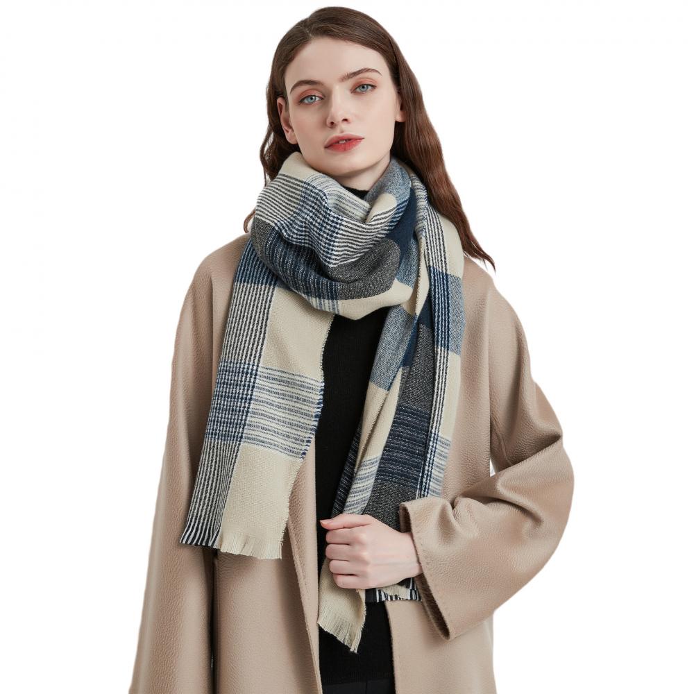 Modrý kostkovaný šátek dámský zimní teplý výstřih