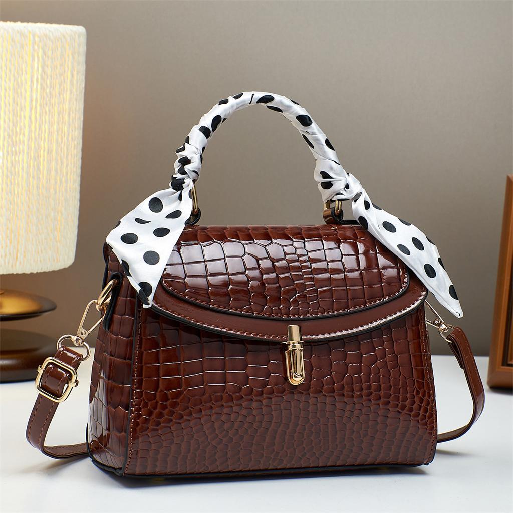 The Latest Trendy Style Japanese and South Korean Crocodile Print Female Hand Complete Shoulder Crossbody Saddle Bag Casual Crossbody Bag Trend