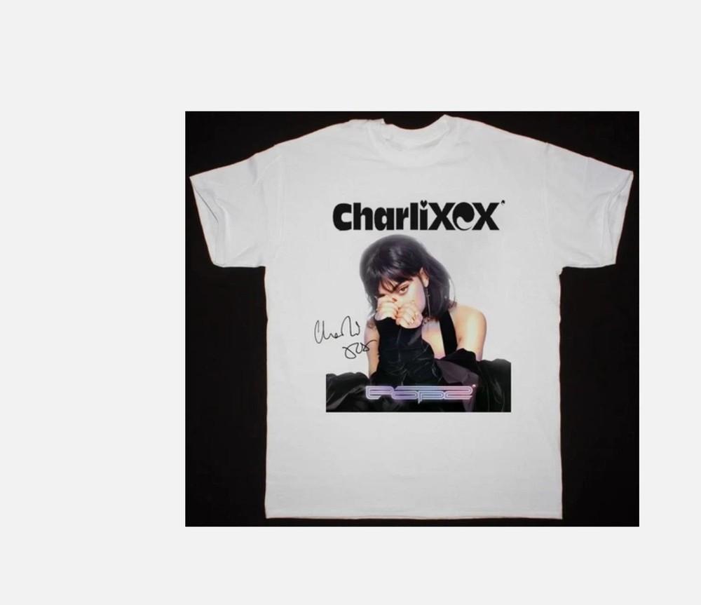 

CharlIi XCXX – Pop 2 Фирменная футболка с коротким рукавом Белая Все размеры Унисекс Рубашка BL1494 Унисекс Футболка S