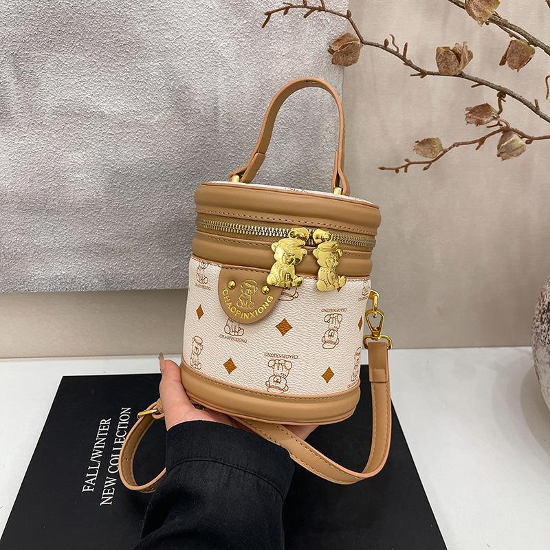 Summer new niche fashion contrasting color M bear rice bucket bag portable shoulder women's bag