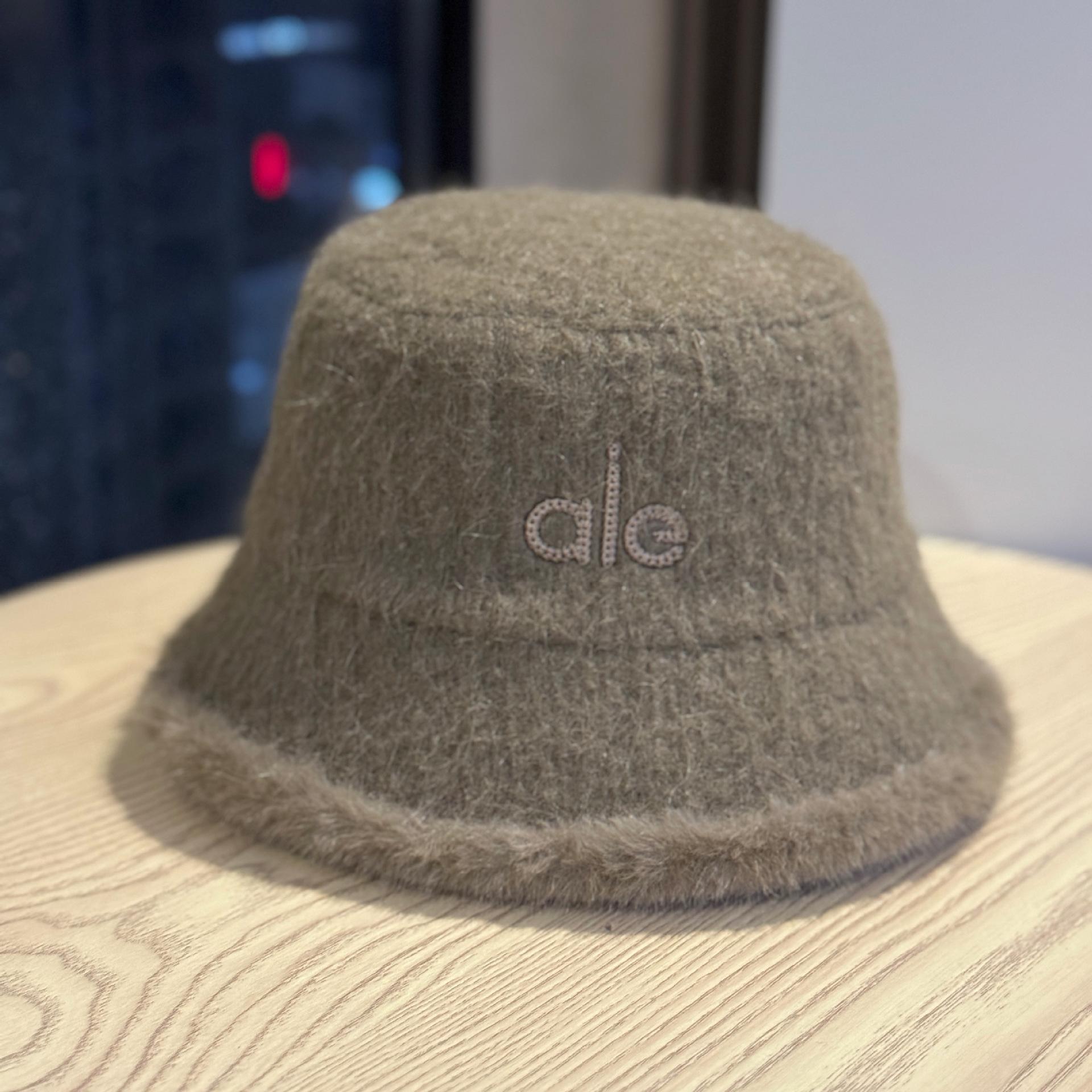 

Новая вышитая панама с буквами для женщин на осень и зиму, теплая и подчеркивающая маленькое лицо, плюшевая шляпа, модная и защищающая от холода панама, тренд Adjustable