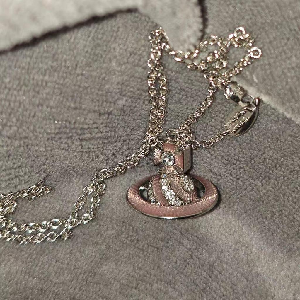 Westwood 3D Planet Różowy Emaliowany Naszyjnik: Wykwintny Łańcuszek do Swetra w Stylu Light Luxury dla Kobiet.