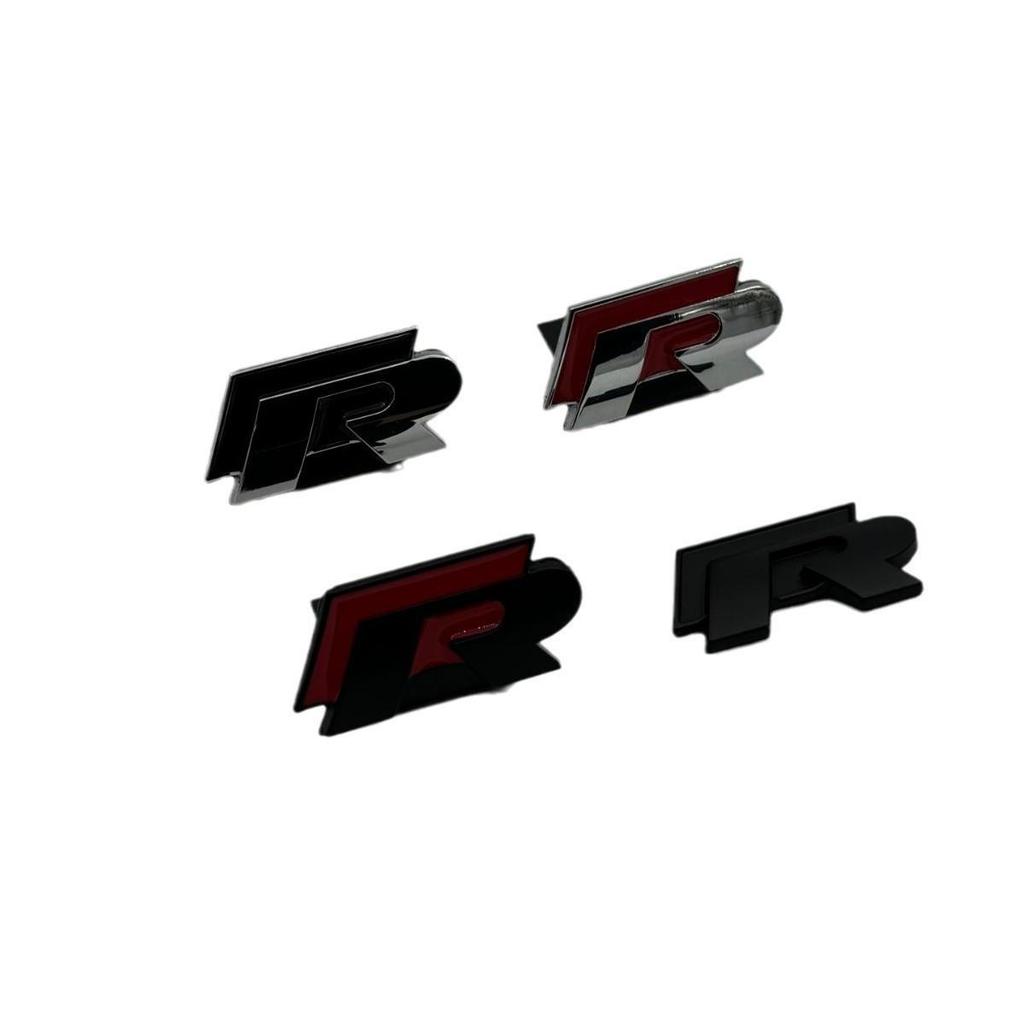 Geschikt voor het aanpassen van de Volkswagen Polo en Tiguan, dit R-Line grille-embleem is ontworpen voor metalen roosters.