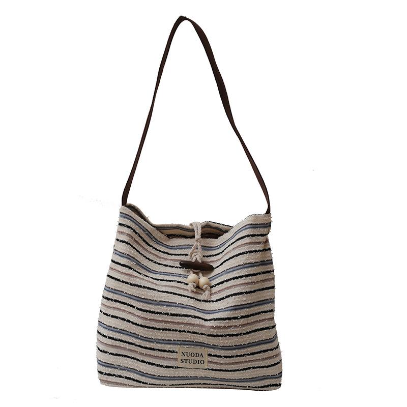 

Casual large-capacity knitted bag women s 2025 new versatile messenger bag college student class bag commuter bucket bag