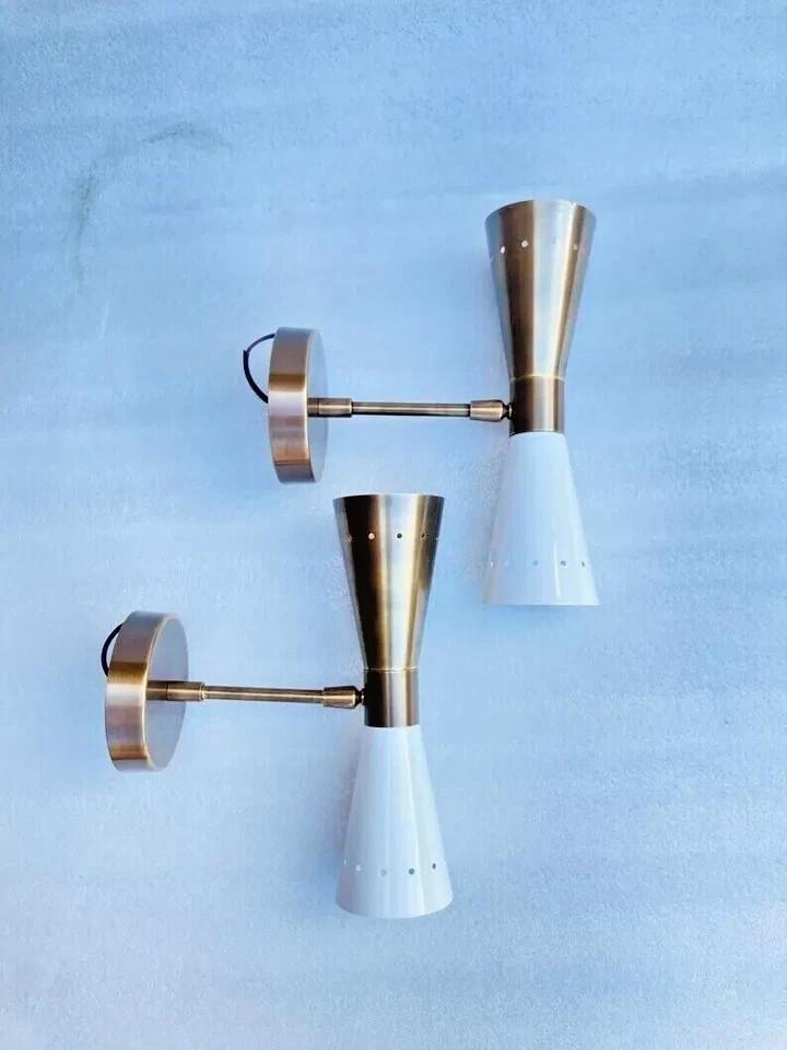 Par 1950-talls Midcentury italiensk messing Diabolo vegglamper – Design med to pærer