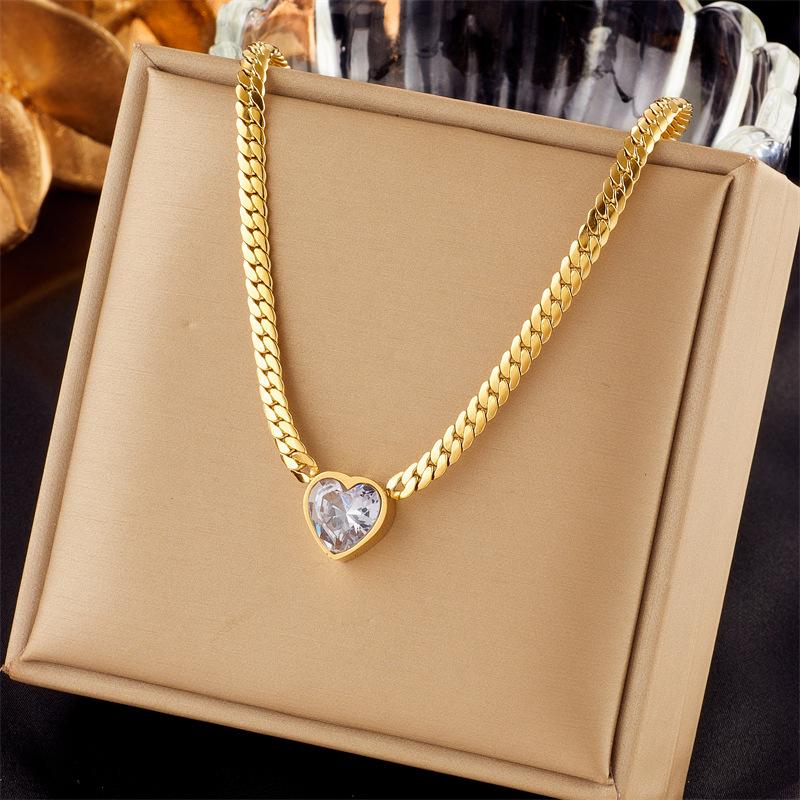Simple niche diamond-encrusted heart pendant, Titanium Steel twisted chain necklace with green diamonds. прозрачный