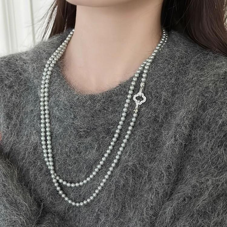 A Variety Of Ways To Wear Extended Hemp Gray Glass Pearl Slightly Inlaid Lucky Grass Buckle Necklace Fashionable Pearl Sweater Chain