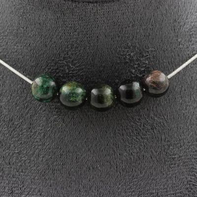 Steine und Mineralien. Halskette 5 Smaragde aus Sambia Qualität 3A 8 mm. Stahlkette Halskette für Damen und Herren. Benutzerdefinierte Größe