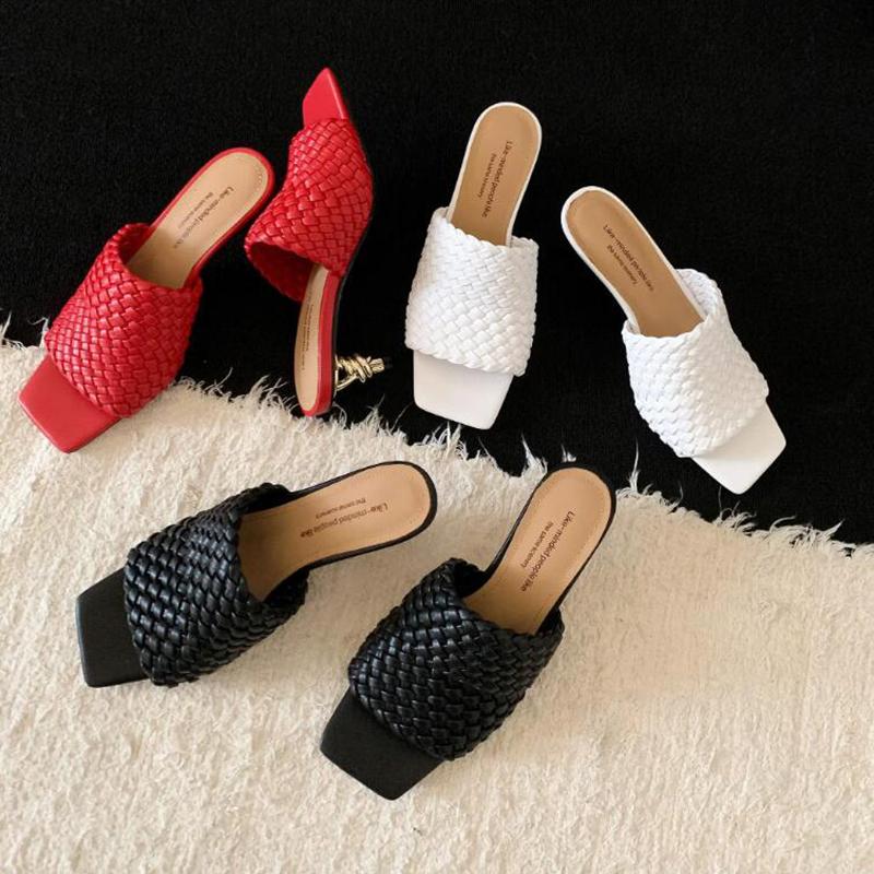 Fashion New Summer Fashion, Lightweight and Anti-slip Flat-bottomed Flip-flops for Women Wearing Thick-soled Wedge Heels T69