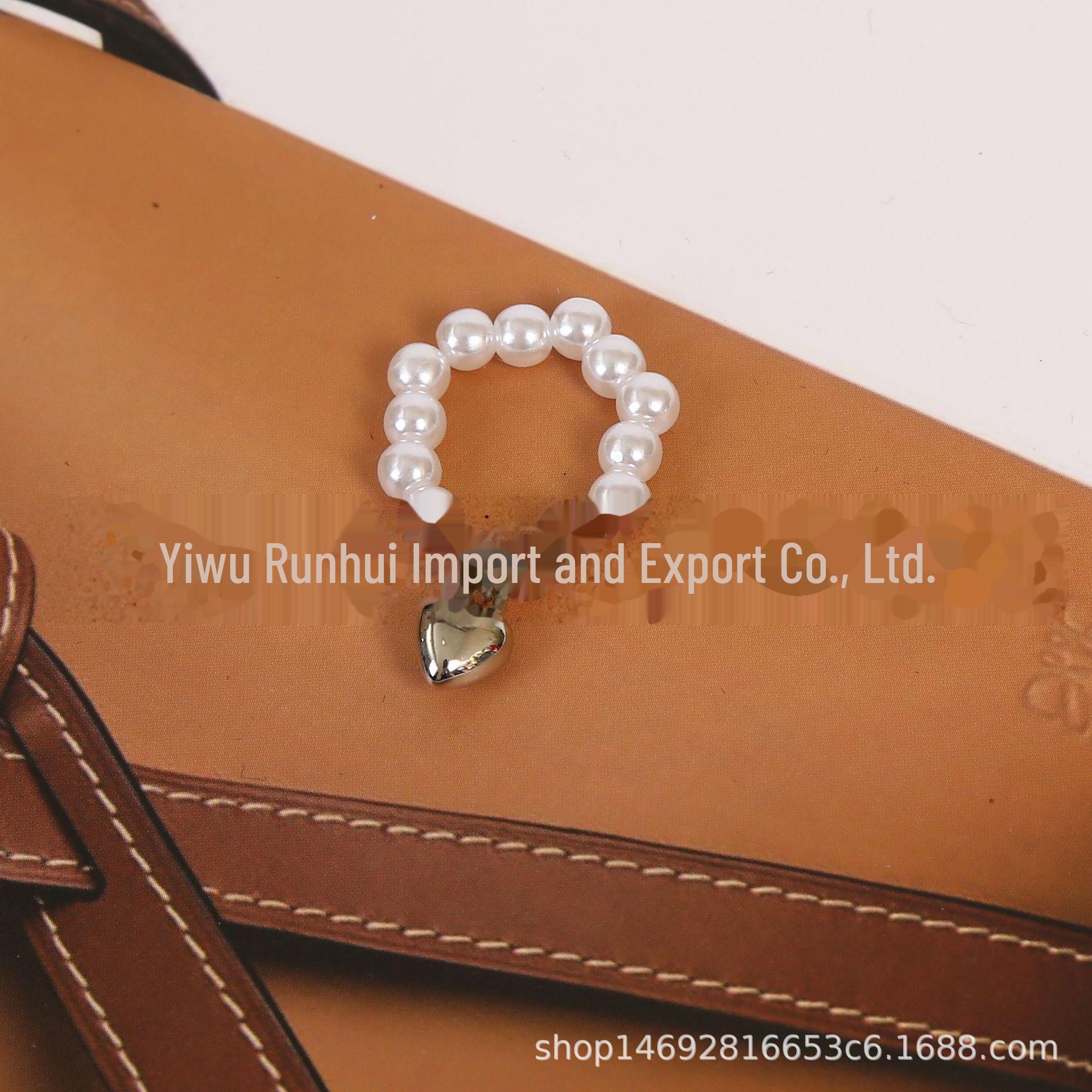 

Подвеска на сумку в виде головы мультяшной собаки с цепочкой из шерсти и жемчуга