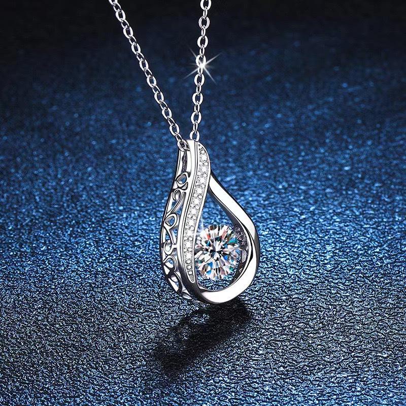 Trendy Water Drop Necklace: One-Carat Moissanite Pendant - Elegant European & American Style Jewelry for Women