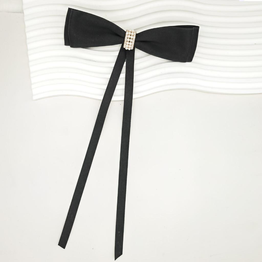 College-Stil Satin-Fliege mit Legierungsschmetterling-Design für Damen, Abschlussaccessoires