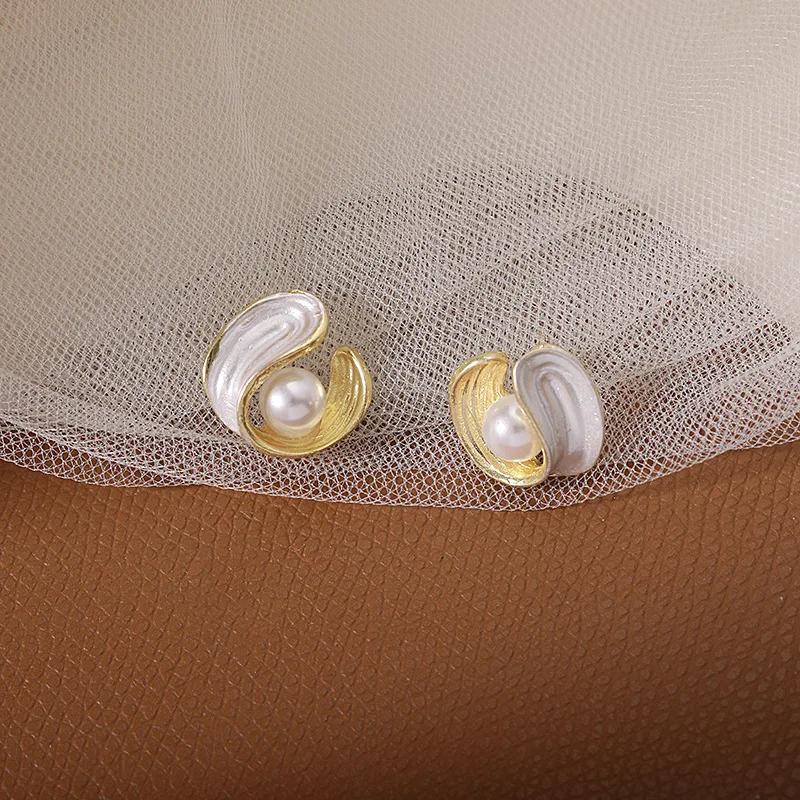 White Enamel Pearl Stud Earrings Vintage French Design Unusual Earrings for Women Minority Korean Fashion Ear Jewelry