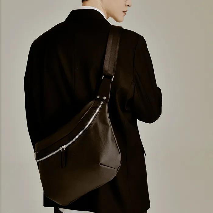 Weekday Messenger bag [black]