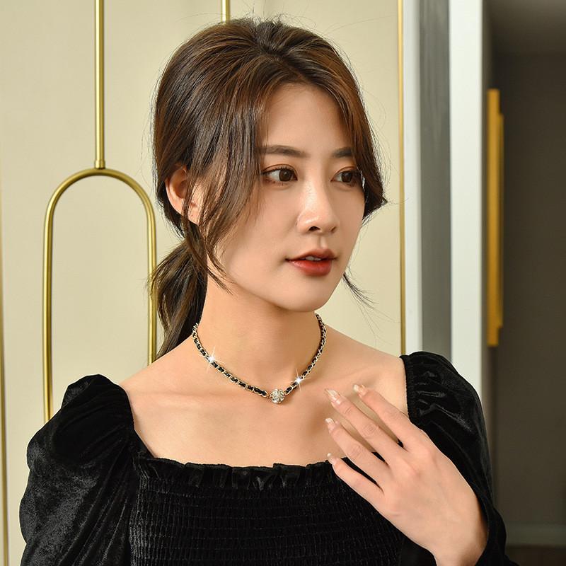 Prémiový geometrický kuličkový náhrdelník z titanové oceli pro ženy s okouzlujícími křišťálovými akcenty