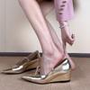 Goldene, einfarbige Mary-Jane-Pumps mit spitzer Zehenpartie und flachem Absatz – elegante Damenschuhe für Frühling/Sommer 2025.