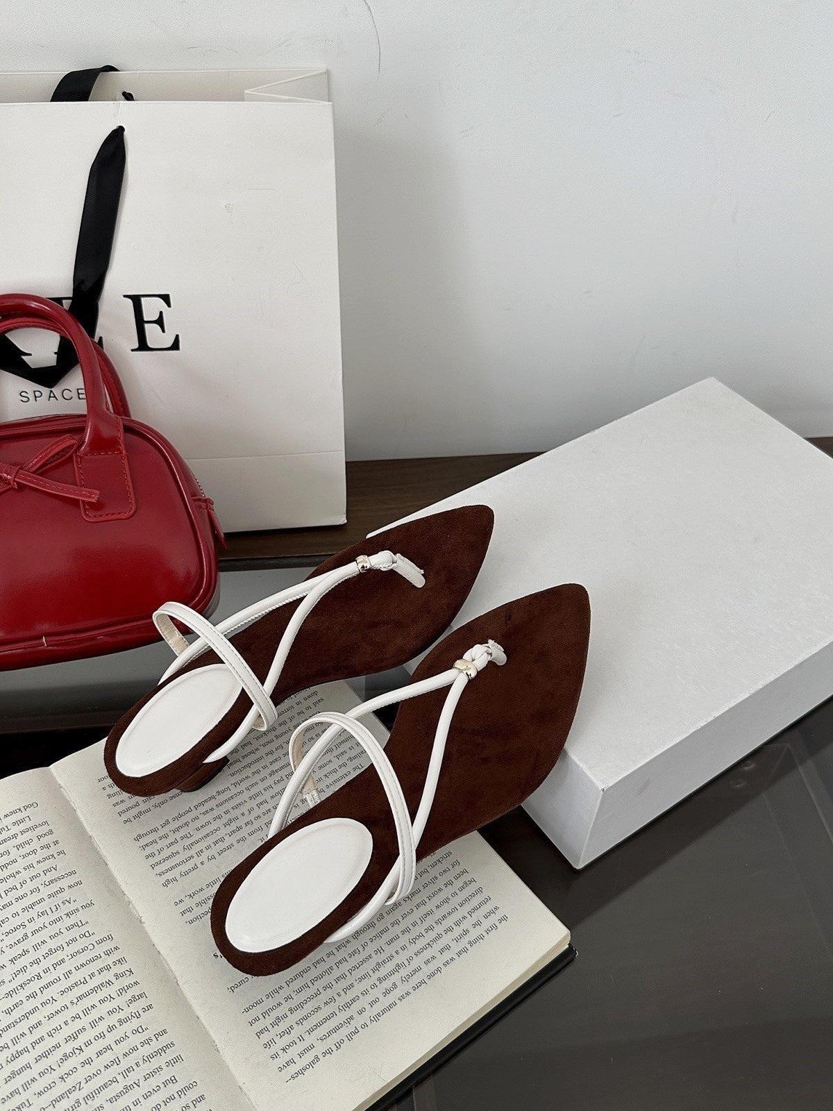 

The new design has a sense of pointed toes and flip-flops. Wear thick-heeled medium-heeled sandals and low-heeled women s shoes with thin straps. 35 белый