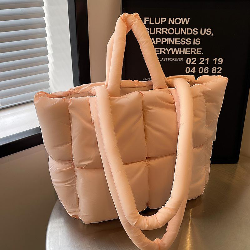 

Nylon cloth bag women s large-capacity new autumn and winter shoulder bag cotton clothes high-end versatile portable bucket bag рожевий