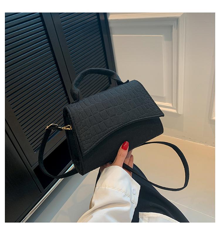 

Новая сумка через плечо с рисунком крокодила из фетра, женские сумки, осень 2024 года, новая модная универсальная портативная маленькая квадратная сумка чёрный