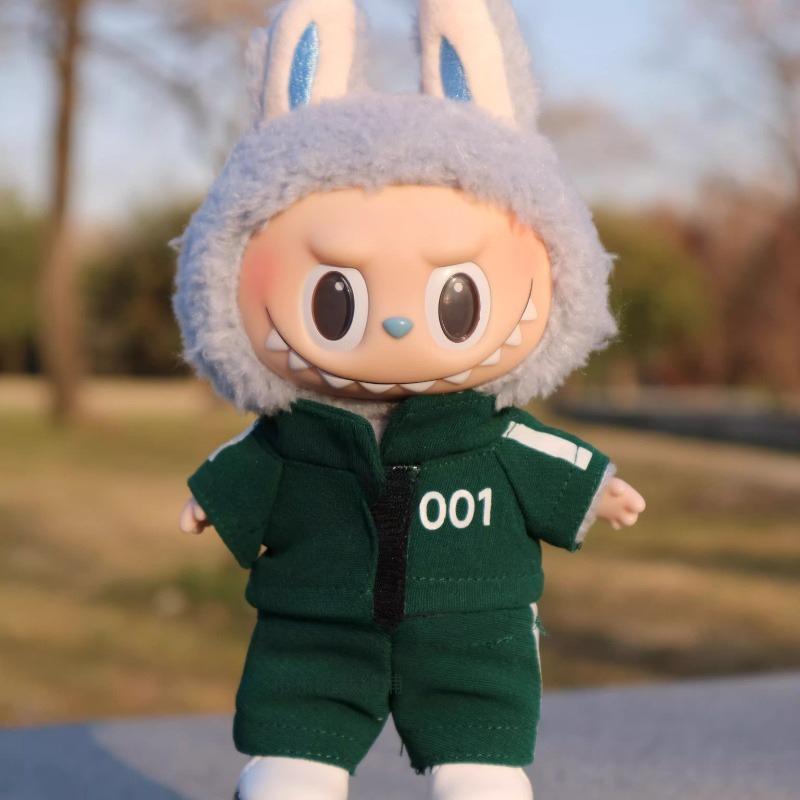 Labubu Kleidung Sportbekleidungs-Set, erhältlich in den Farben Grün und Pink, mit verschiedenen Nummern und Mustern für den pinken Jumpsuit