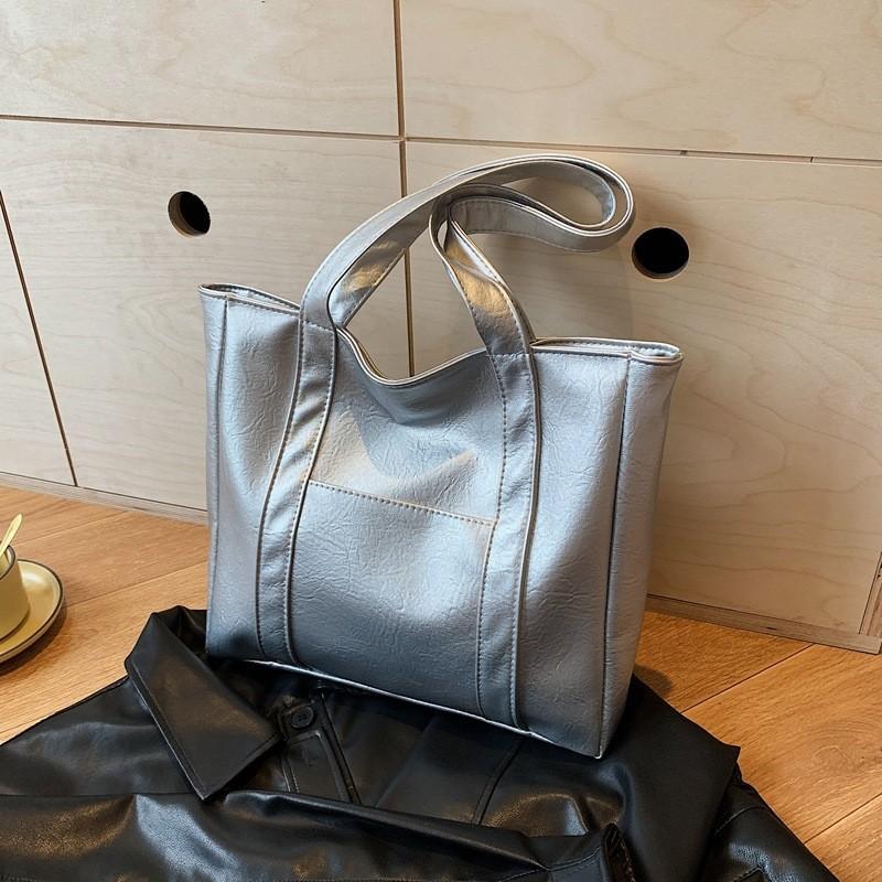 

Fashionable And Chic Shoulder Tote Bag With Decorative Stitching Perfect For Everyday Wear срібний