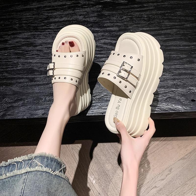 2025 new thick-soled height-increasing cool slippers for women's summer wear super fire French beautiful skirt high-end beach shoes