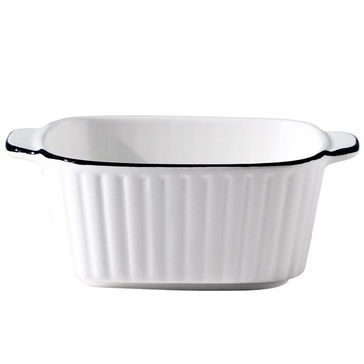 Nordisches Keramik-Backset: Käseplatte, Pfanne mit zwei Griffen und Schüssel.