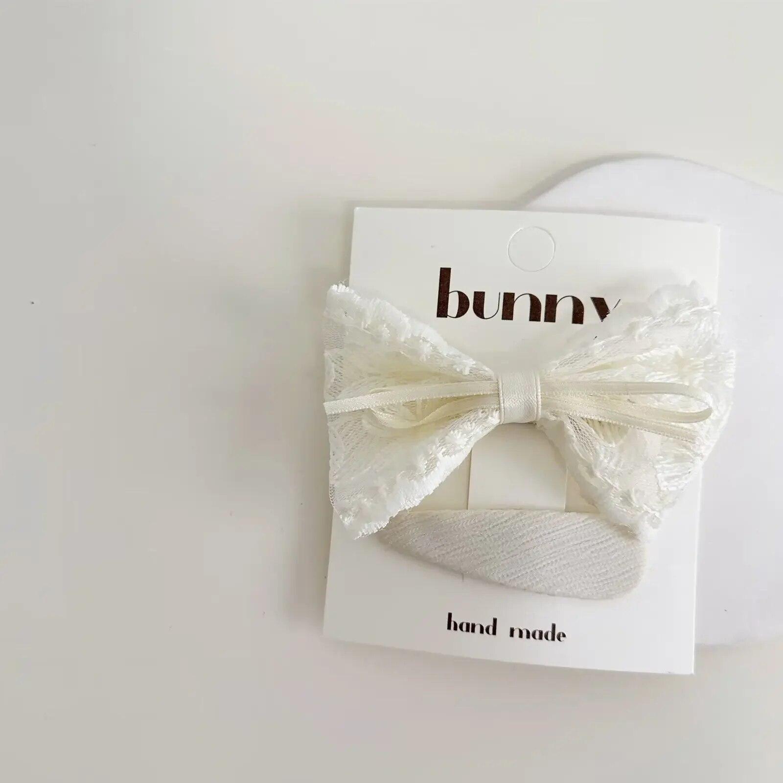 

Винтажная кружевная заколка для волос с бантом для маленьких девочек, европейский стиль в стиле ретро с цветочным дизайном, челка сбоку для девочек, милый детский головной убор