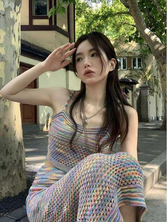 Set di vestito a righe arcobaleno lavorato a maglia con spalline sottili da donna - Perfetto per una vacanza estiva al mare fresca e dolce.