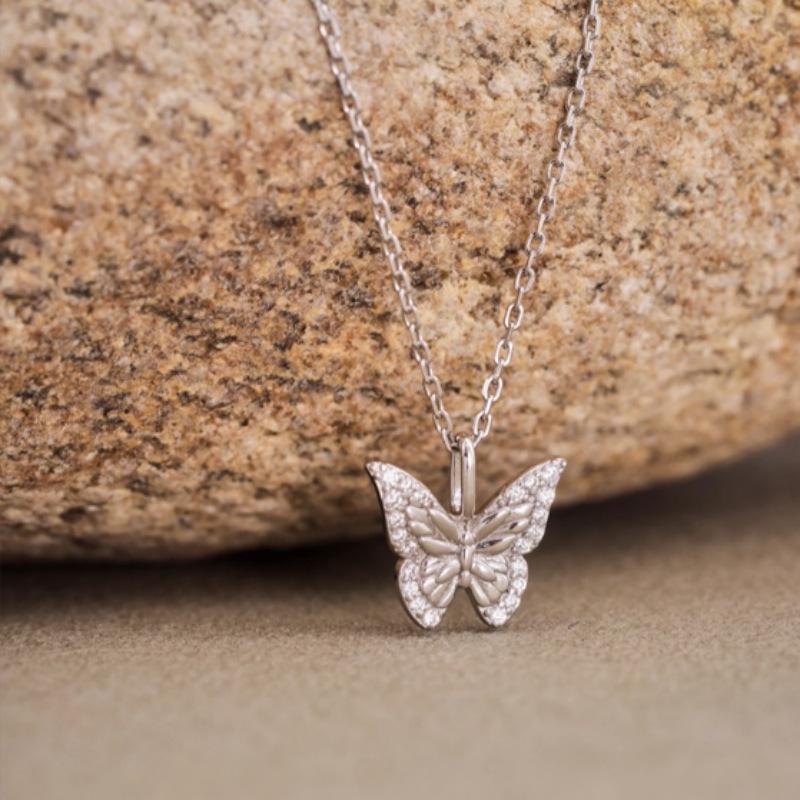 Celebrity-Inspired Dancing Butterfly Pendant Necklace – Elegant, Simple, and Versatile Clavicle Chain
