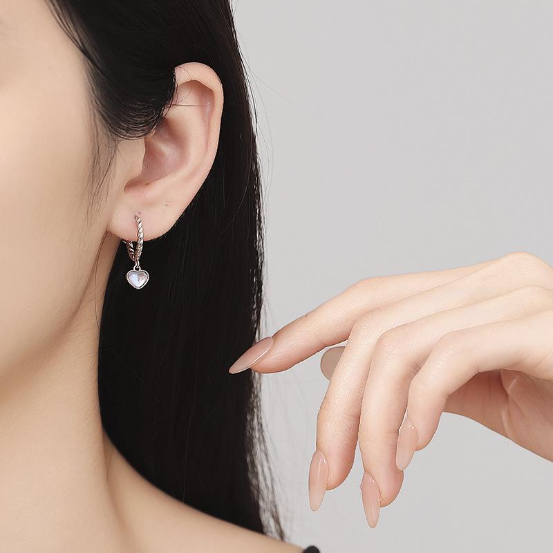 Love Earrings Women'S Fashion Retro Heart Shape Moonlight Stone Twist Ear Buckles High-End Ear Accessories