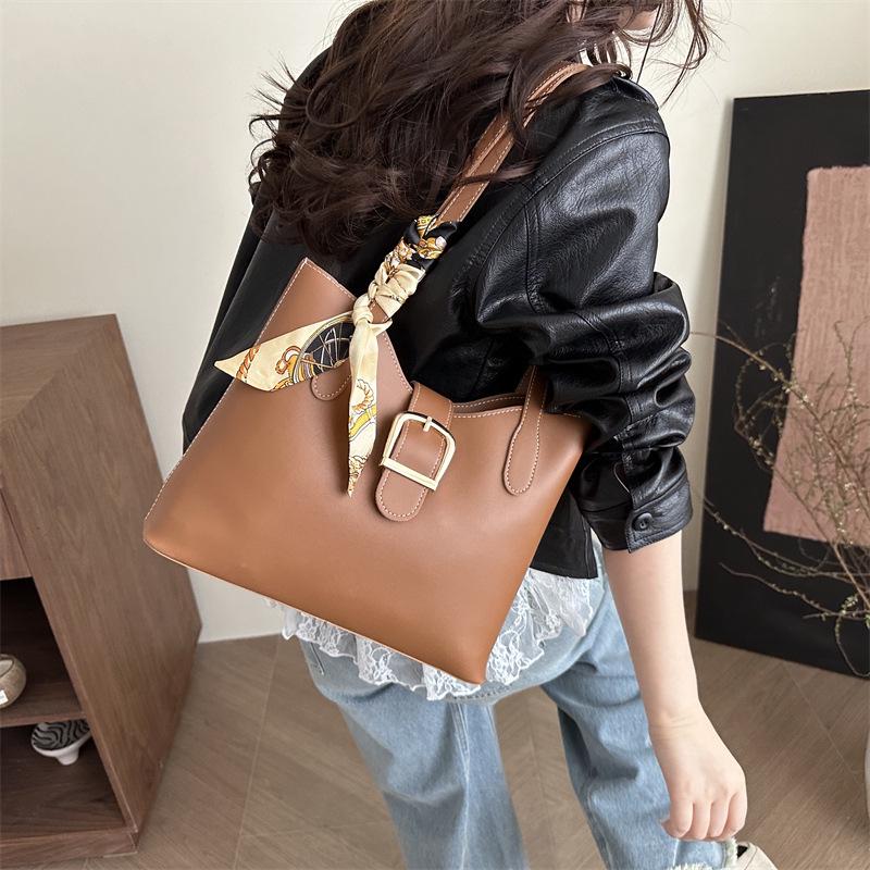 Large Capacity Minimalist Shoulder Tote Bag for Women - 2025 Autumn Collection