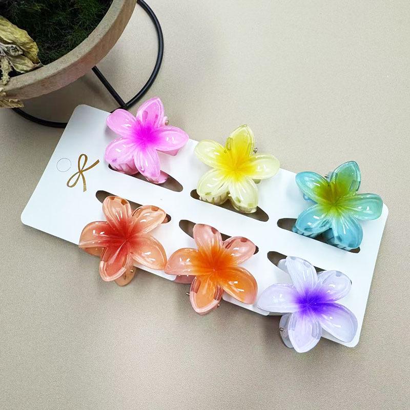 European & American 4CM Frangipani Claw Clip Hairpin - Fashionable Vacation Floral Accessory.