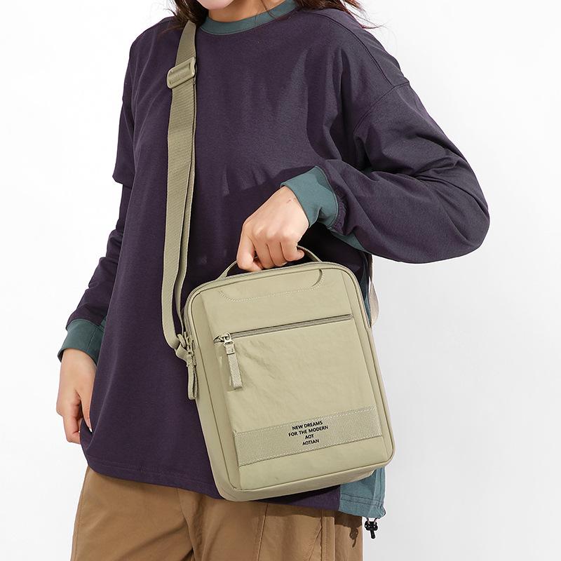 Nylonová crossbody taška s horním uchem a přední kapsou na zip pro muže i ženy pro každodenní použití